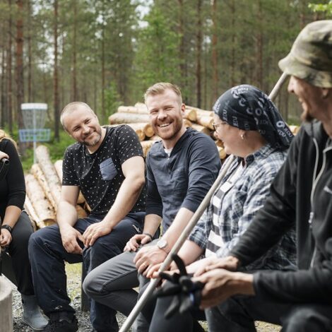 Vaikka asuinalueen yhdessä tekeminen olisi päässyt hiipumaan, se on mahdollista elvyttää uudelleen. Seinäjokelainen Jari Hovila kannustaa aktiivisuuteen, sillä siitä on iloa kaikille. Kuva: Mikko Lehtimäki