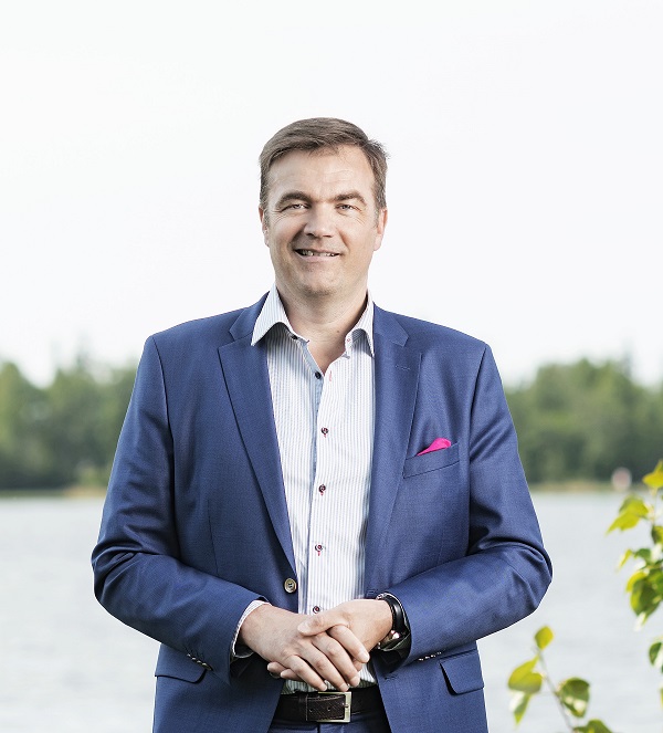 Stefan Damlin kuvattiin Vaasan Sähkön Nette-lehteä varten kesällä 2019. Kuva: Mikko Lehtimäki