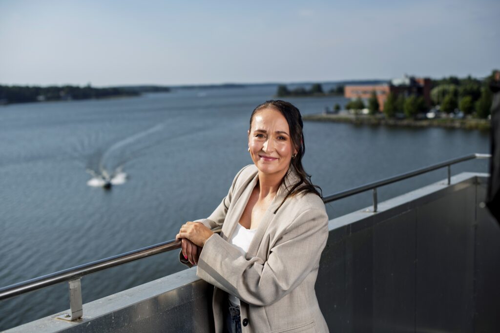 Palveluasiantuntija Anne-Mari Myntti Kuva: Päivi Karjalainen. Vaasan Sähkön Nette-asiakaslehti.