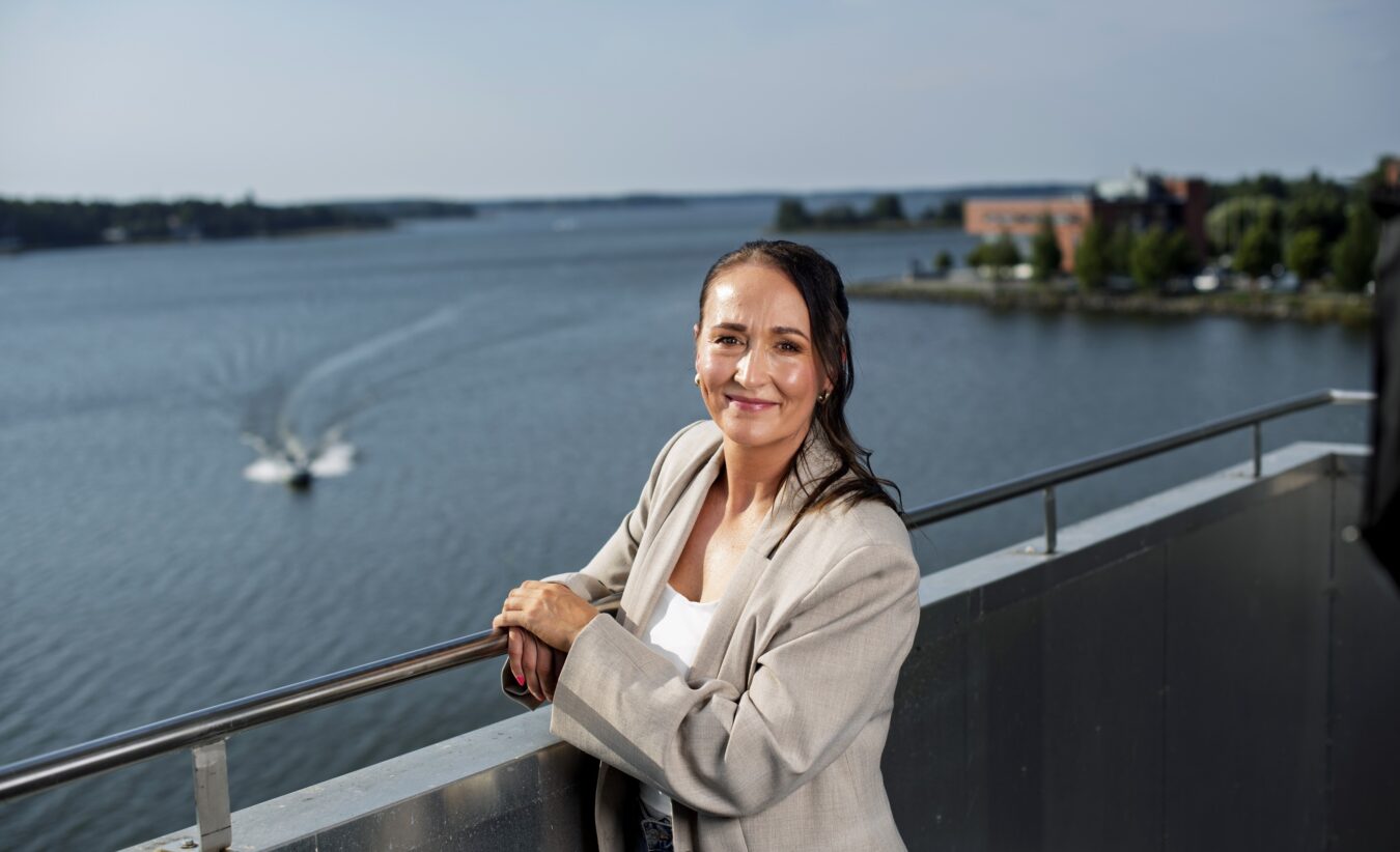 Palveluasiantuntija Anne-Mari Myntti Kuva: Päivi Karjalainen. Vaasan Sähkön Nette-asiakaslehti.