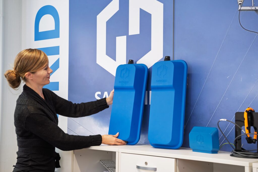 Safegrid ja toimitusjohtaja Paula Laine Vaasan Sähkön Nette-asiakaslehdessä. Kuva: Mari Lahti