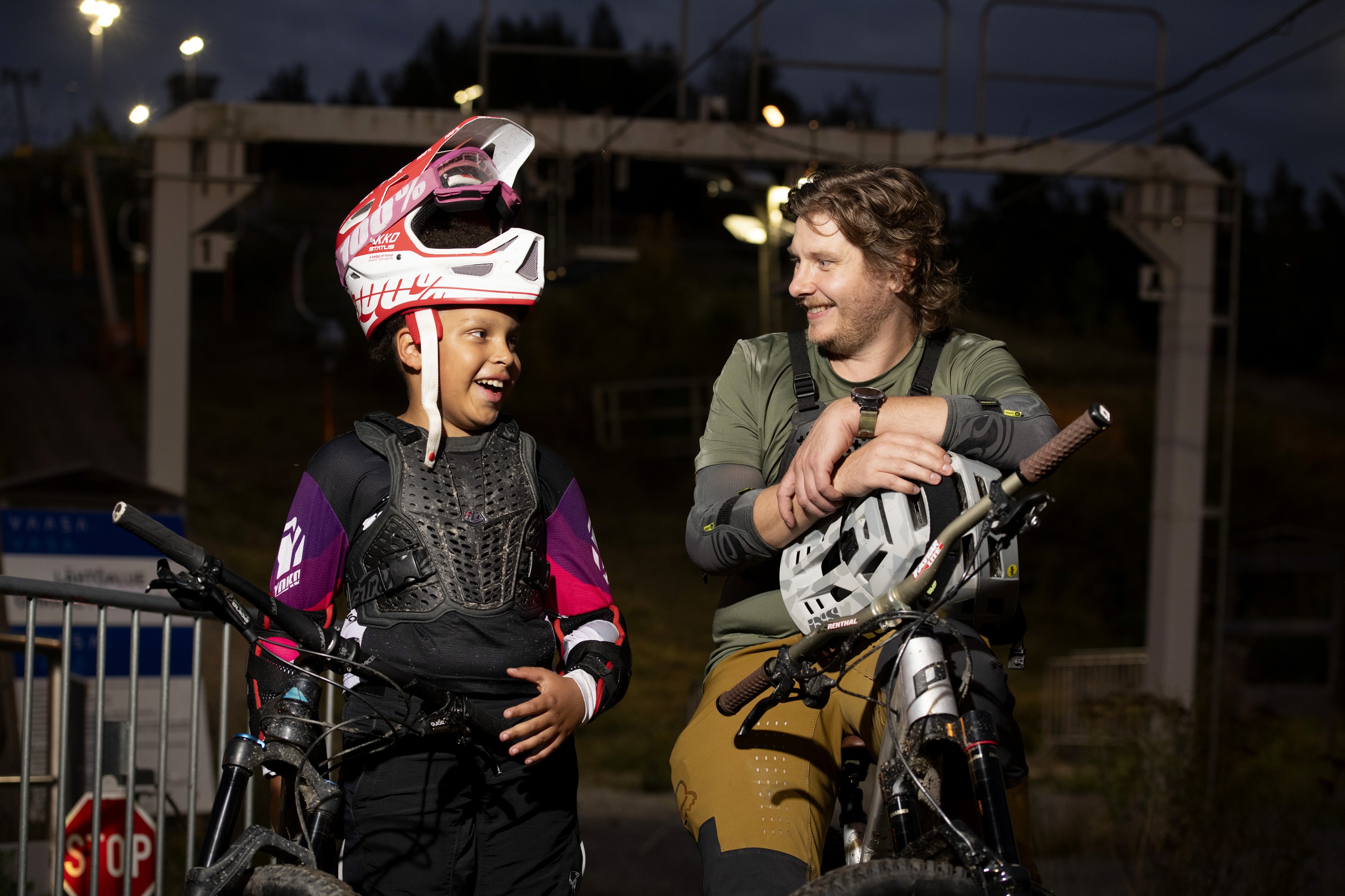 Jaakko Ryhänen 10 v. juttelemassa hissinhoitajanakin toimivan Oscar Frimanin kanssa alamäkiajotreenien jälkeen.