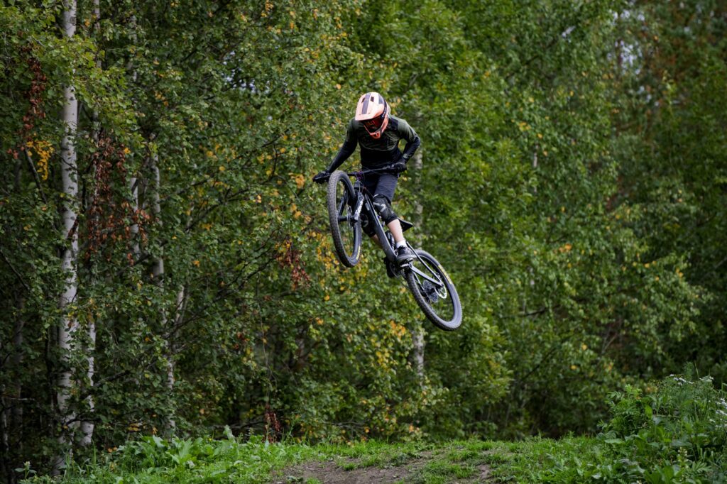 Adrian Westö hyppyrissä Vaasan Sähkön Nette-asiakaslehdessä.