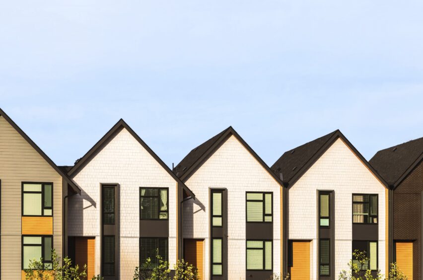 Moderneja rivitaloja auringossa