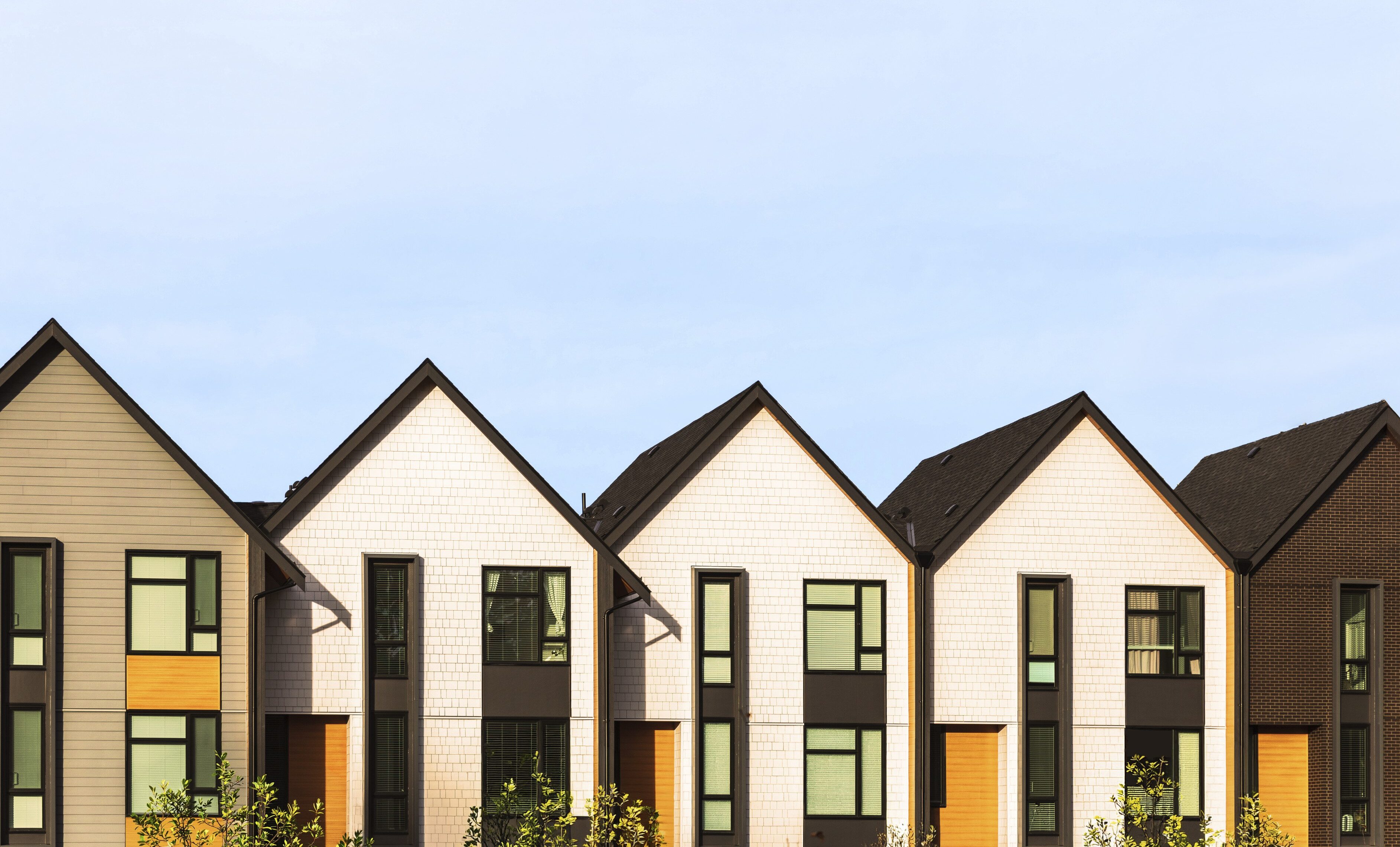 Moderneja rivitaloja auringossa